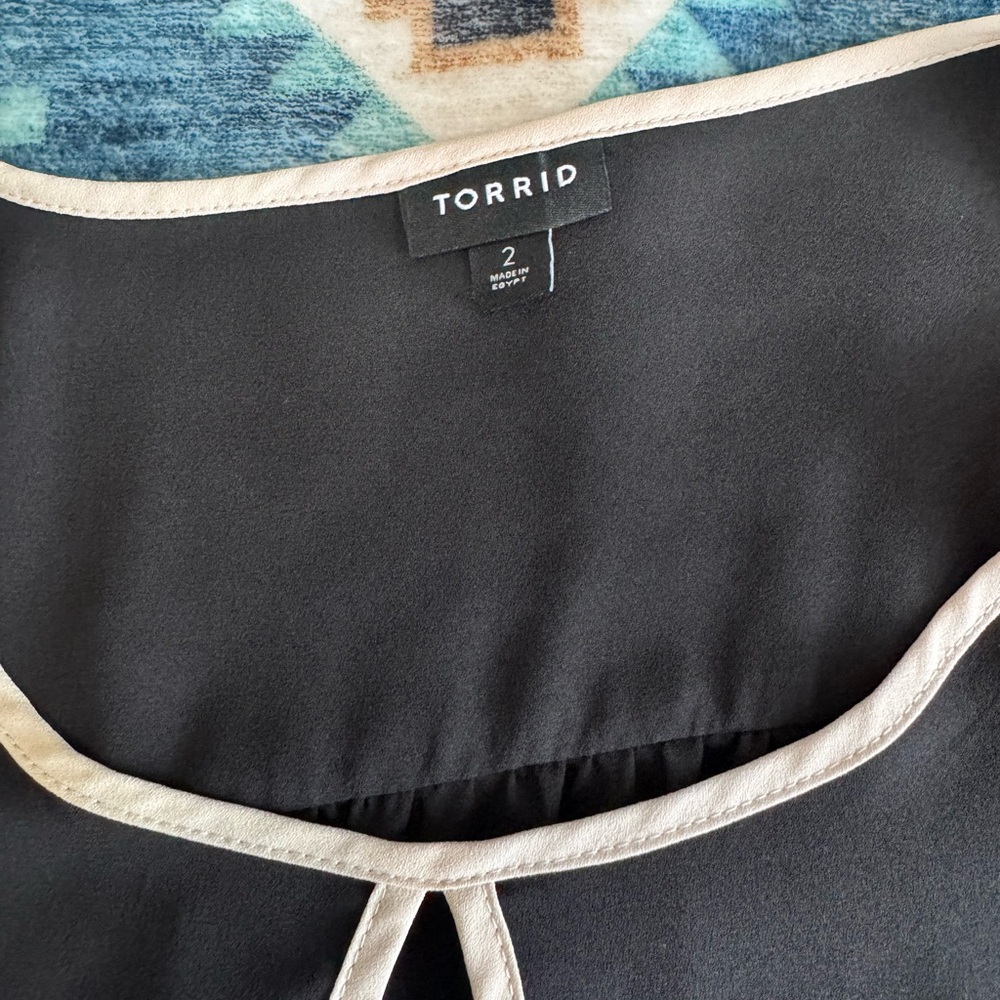 Torrid - Geogette Tulip Sleeve Blouse - Picture 4 of 5